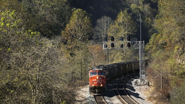 A Canadian National Railway Co. locomotive leads a Norfolk Southern Corp. coal train through a cut in Superior, West Virginia, U.S., on Thursday, Oct. 19, 2017. Norfolk Southern Corp. is scheduled to release earnings figures on October 25. Photographer: Luke Sharrett/Bloomberg