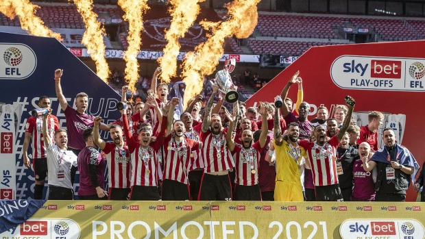 NOTTINGHAM, ENGLAND - MAY 17: The Notts Forest team celebrate winning the penalty shoot out during the Sky Bet Championship Play-Off Semi Final 1st Leg match between Nottingham Forest and Sheffield United at City Ground on May 17, 2022 in Nottingham, England. (Photo by Michael Regan/Getty Images)