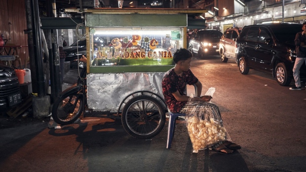 A food stall along a street in Medan, Indonesia, on Saturday, May 28, 2022. Bank Indonesia sees economy growing 4.7%-5.5% next year, a slight increase from its 2022 estimate of 4.5%-5.3%, Governor Perry Warjiyo says in parliamentary committee meeting Tuesday. Photographer: Lauryn Ishak/Bloomberg