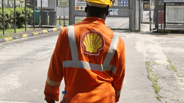 An employee approaches the entrance to the Agbada 2 oil flow station, operated by Shell Petroleum Development Co. (SPDC) in Port Harcourt, Nigeria. Photographer: George Osodi/Bloomberg