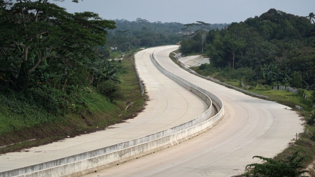A newly completed section of the Balikpapan-Samarinda Toll Road is seen in this aerial photograph taken on the outskirts of the port city of Balikpapan in East Kalimantan, Borneo, Indonesia, on Tuesday, Nov. 26, 2019. For Jakarta, a city on the island of Java saddled with some of the worst superlatives in the region⁠—most polluted, most congested, fastest sinking⁠—the floods were an old story, the third time deluges have killed dozens since 2007. The problems have become so overwhelming that, even before the latest catastrophe, President Joko Widodo had decided to build a new capital 1,200 kilometers away on the island of Borneo. Photographer: Dimas Ardian/Bloomberg