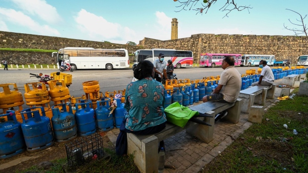 People to buy Liquefied Petroleum Gas (LPG) cylinders near Galle Fort in Galle on June 28, 2022.  Photographer: Ishara S. Kodikara/AFP/Getty Images