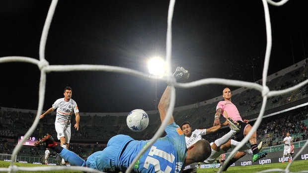 PALERMO, ITALY - OCTOBER 26: Aljaz Struna of Palermo scores thge equalizing goal during the Serie B match between US Citta' di Palermo and Venezia FC at Stadio Renzo Barbera on October 26, 2018 in Palermo, Italy. (Photo by Tullio M. Puglia/Getty Images)