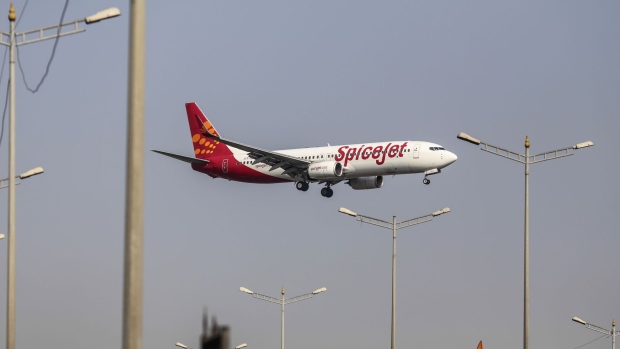 A SpiceJet Ltd. aircraft prepares to land at Chhatrapati Shivaji International Airport in Mumbai, India, on Monday, Nov. 7, 2016. SpiceJet, the nation’s second-largest budget airline in the world’s fastest growing major aviation market, is scheduled to announce second-quarter earnings figures on Nov. 11. Photographer: Dhiraj Singh/Bloomberg