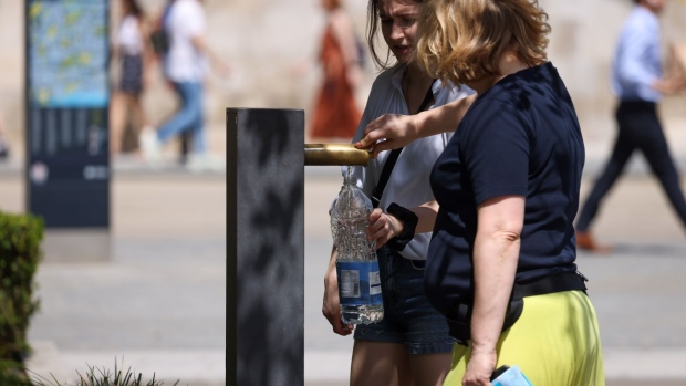 Pedestrians fill a bottle with water in the City of London, UK, on Friday, June 17, 2022. UK temperatures may hit 34 degrees Celsius (93.2 degrees Fahrenheit) this week, a once-rare level that’s becoming more common on the back of global warming.