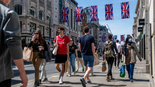 Shoppers walk along Oxford Street in London, UK, on Wednesday, May 18, 2022. Britain’s worst bout of inflation in 40 years is quickly becoming a crisis both for Prime Minister Boris Johnson’s government and the Bank of England. Photographer: Chris J. Ratcliffe/Bloomberg