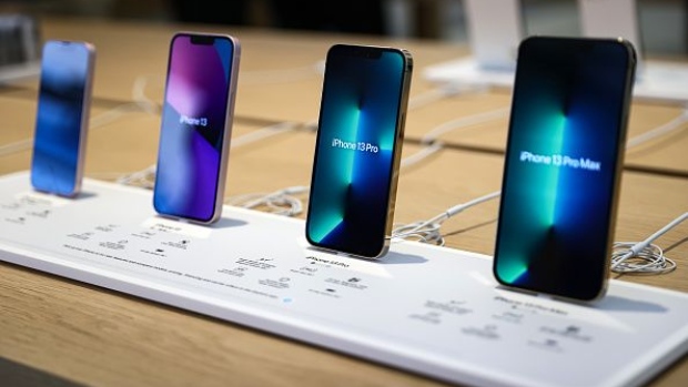 SINGAPORE, SINGAPORE - SEPTEMBER 24: Models of the newly released iPhone 13 are displayed at the Apple Store at Orchard Road on September 24, 2021 in Singapore. Apple announced September 14 the release of four variants of its latest iPhone 13, alongside other upgrades to its product lineup. (Photo by Feline Lim/Getty Images)