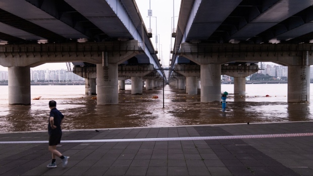 The Han River under the bridges after the heavy rain in Seoul, South Korea, Wednesday, Aug. 10, 2022. The torrential rains that started on Monday and continued into Tuesday caused flooding in parts of the city center. Photographer: SeongJoon Cho/Bloomberg
