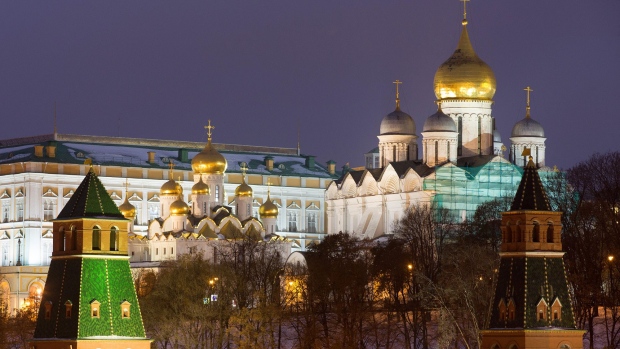 The golden domes of two churches sit beyond fortified outer walls at the Kremlin palace complex in Moscow, Russia, on Wednesday, Nov. 9, 2016. Russia is realistic about limits on the prospects for an immediate improvement in relations with the U.S. after President-elect Donald Trump takes office, according to President Vladimir Putin’s spokesman. Photographer: Andrey Rudakov/Bloomberg