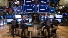 Traders work on the floor of the New York Stock Exchange (NYSE) in New York, U.S., on Thursday, Oct. 11, 2018. U.S. stocks fell for a sixth day, extending the longest losing streak of Donald Trump's presidency, as energy shares plunged and a rally in tech failed to lift the broader market.