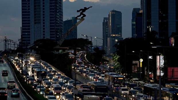 Vehicles travel along a road at night in Jakarta, Indonesia, on Thursday, Jan. 31, 2019. Indonesia is scheduled to release fourth-quarter gross domestic product (GDP) figures on Feb. 6. Photographer: Dimas Ardian/Bloomberg
