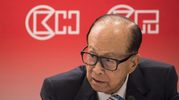 Billionaire Li Ka-shing, chairman of CK Hutchison Holdings Ltd. and Cheung Kong Property Holdings Ltd., speaks during a news conference in Hong Kong, China, on Wednesday, March 22, 2017. Li appeared to hold back tears while speaking about Hong Kong's economy, underscoring the tycoon's continued pessimism about conditions in a market that he’s described as being in its worst state in two decades.