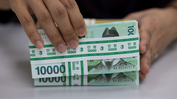 Bundles of 10,000 won banknotes arranged at the Shinhan Bank headquarters, a unit of Shinhan Financial Group Co., in Seoul, South Korea, Sept. 14, 2022. Policy makers in Asia pushed back against a surging dollar, seeking to stem losses as their currencies teetered on the brink of key levels that may trigger more selling. Photographer: SeongJoon Cho/Bloomberg