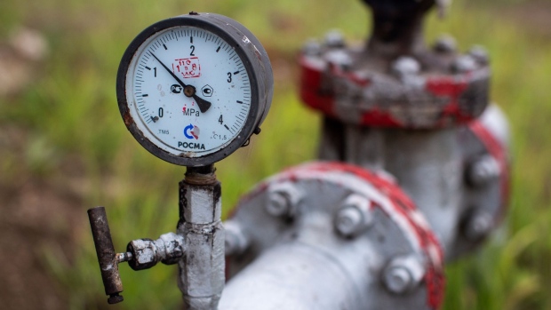 A pressure gauge sits attached to crude oil pipework in an oilfield near Almetyevsk, Russia, on Sunday, Aug. 16, 2020. Oil fell below $42 a barrel in New York at the start of a week that will see OPEC+ gather to assess its supply deal as countries struggle to contain the virus that’s hurt economies and fuel demand globally. Photographer: Andrey Rudakov/Bloomberg