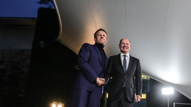 BERLIN, GERMANY - OCTOBER 03: German Chancellor Olaf Scholz (R) receives French President Emmanuel Macron for talks at the Chancellery on October 3, 2022 in Berlin, Germany. The two leaders are meeting as Europe faces continued uncertainty over energy supplies and risks from high inflation due to consequences stemming from Russia's ongoing war in Ukraine. (Photo by Omer Messinger/Getty Images)