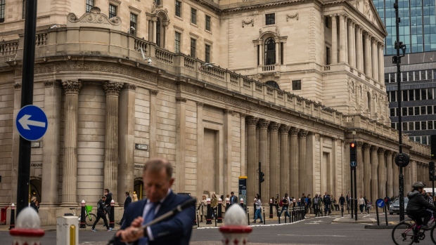 Commuters outside the Bank of England in London, UK, on Wednesday, Sept. 21, 2022. The Bank of England on Thursday is set to raise interest rates and start selling assets built up during a decade-long stimulus program, a historic tightening of monetary policy designed to clamp down on inflation. Photographer: Jose Sarmento Matos/Bloomberg