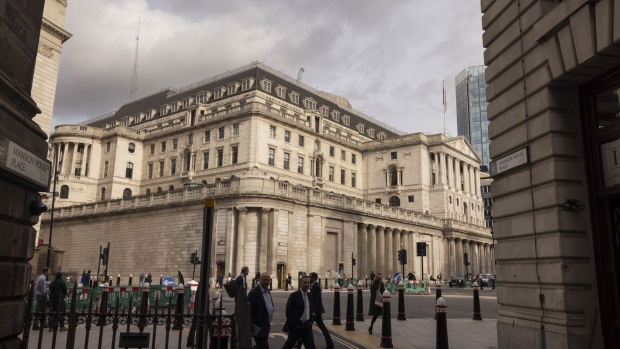City workers pass the Bank of England (BOE) in the City of London, UK, on Monday, Oct. 17, 2022. The Bank of England said it was restarting its corporate bond-selling as it looks to return to normality in the wake of a sustained selloff in UK assets.