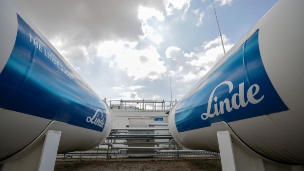 Tanks of hydrogen stand near the hydrogen electrolysis plant at Energiepark Mainz, operated by Linde AG, in Mainz, Germany, on Friday, July 17, 2020. Europe is pinning its green hopes on hydrogen in a plan that sees hundreds of billions of euros in investment flowing into the clean technology and fueling a climate-friendly economic recovery. Photographer: Alex Kraus/Bloomberg