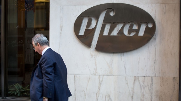 A pedestrian walks past Pfizer Inc. headquarters in New York, U.S., on Monday, Nov. 23, 2015.  Photographer: Michael Nagle/Bloomberg