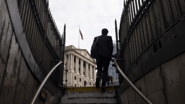 A commuter passes the Bank of England (BOE) in the City of London, UK, on Monday, Oct. 17, 2022. The Bank of England said it was restarting its corporate bond-selling as it looks to return to normality in the wake of a sustained selloff in UK assets. Photographer: Jason Alden/Bloomberg