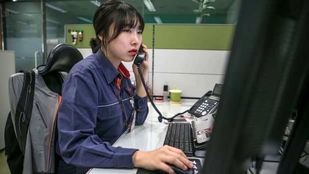 South Koreans are among the world’s hardestworking employees, and they’re mostly back in the office too. Photographer: Jean Chung/Bloomberg