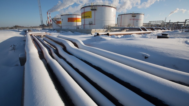 Oil pipelines and storage tanks stand in the snow at the Novokuibyshevsk oil storage plant, operated by Rosneft PJSC, in Novokuibyshevsk, Samara region, Russia, on Thursday, Dec. 22, 2016. Oil trimmed a second weekly gain as investors weighed rising U.S. inventories against coming coordinated output cuts by OPEC and other producing nations. Photographer: Andrey Rudakov/Bloomberg
