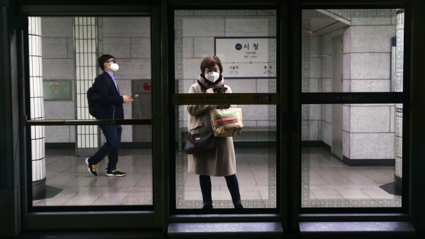 SEOUL, SOUTH KOREA - NOVEMBER 25: People wearing masks to prevent the spread of coronavirus (COVID-19) wait train the subway station on November 25, 2020 in Seoul, South Korea. Authorities announced the tightening of social distancing regulations and the closure of some kinds of businesses, including nightclubs, to combat a quickly increase wave of Covid-19 infections this week. (Photo by Chung Sung-Jun/Getty Images)