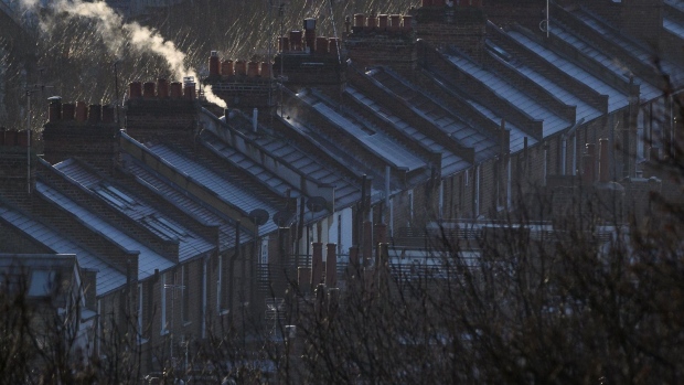 LONDON, ENGLAND - JANUARY 06: Steam and smoke is seen rising from the chimneys and central heating vents of houses on January 06, 2022 in London, England. Last weekend, a group of 20 Conservative MPs wrote a public letter calling for a cut in environmental levies and the removal of energy taxes, following a steady rise in wholesale gas prices. The Labour party has also called for a suspension of VAT on fuel bills for the winter. UK households face a further rise in home energy prices when the price cap is likely raised in April. (Photo by Leon Neal/Getty Images) Photographer: Leon Neal/Getty Images Europe