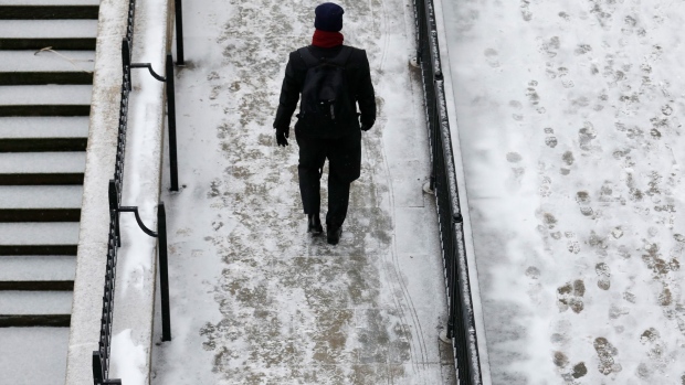 A commuter walks in the snow in London, U.K., on Thursday, March 1, 2018. The freezing weather entrenched across much of Europe is stretching Britain's supply of natural gas with fresh snowfall forecast for much of the country. Photographer: Luke MacGregor/Bloomberg