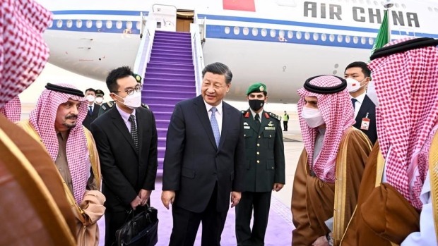 Xi Jinping is welcomed by Emir of Riyadh Faisal bin Bende bin Abdulaziz, left, on Dec. 7. Source: Saudi Arabian Foreign Ministry/Anadolu Agency/Getty Images