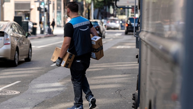 A worker delivers Amazon packages in San Franciscor. Photographer: David Paul Morris/Bloomberg