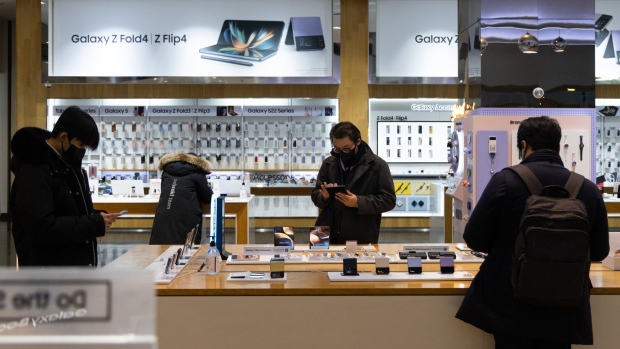 Visitors try out Samsung Electronics Co. Galaxy smartphones at the company's D'light flagship store in Seoul, South Korea, on Thursday, Jan. 5, 2023. Samsung has release its fourth-quarter preliminary earnings figures on Jan. 6. Photographer: SeongJoon Cho/Bloomberg