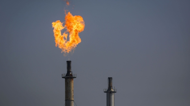 A flare burns over the Exxon Mobil Corp. Torrance refinery after an explosion and fire in Los Angeles, California, U.S., on Wednesday, Feb. 18, 2015. Photographer: Patrick T. Fallon/Bloomberg