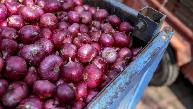 Onions sit in a trailor tractor at the Agriculture Produce Market Committee (APMC) wholesale market in Lasalgaon, Maharshtra, India, on Wednesday, Jan 23, 2019. Speculation is swirling that Modi’s budget includes a cash transfer program for farmers entailing an additional spending of 700 billion rupees ($9.8 billion), support for small businesses and some reprieve for taxpayers. Photographer: Dhiraj Singh/Bloomberg