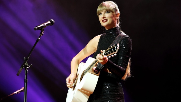 NASHVILLE, TENNESSEE - SEPTEMBER 20: NSAI Songwriter-Artist of the Decade honoree, Taylor Swift performs onstage during NSAI 2022 Nashville Songwriter Awards at Ryman Auditorium on September 20, 2022 in Nashville, Tennessee. (Photo by Terry Wyatt/Getty Images)