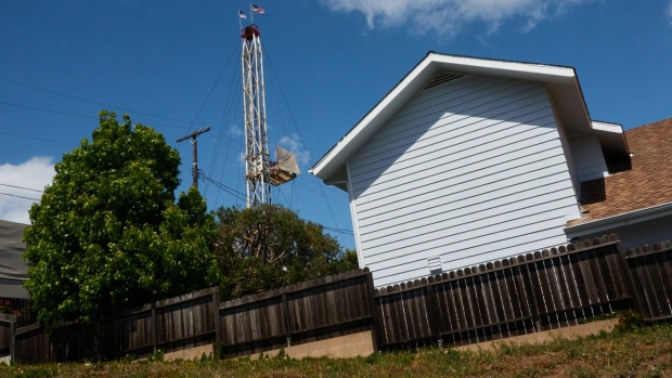 A drilling rig next to homes in a residential neighborhood near a natural gas storage facility in the Playa del Rey neighborhood of Los Angeles. Photographer: Bing Guan/Bloomberg