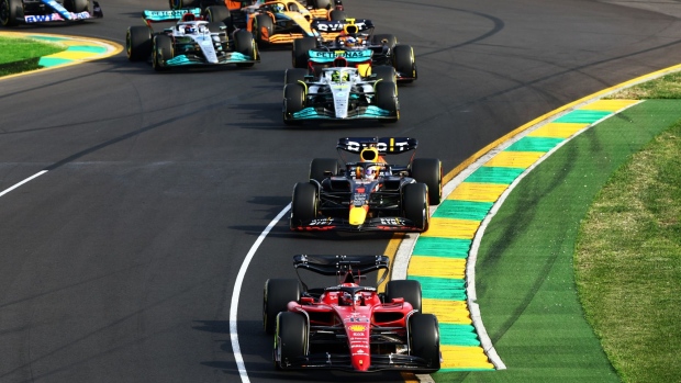 MELBOURNE, AUSTRALIA - APRIL 10: Charles Leclerc of Monaco driving (16) the Ferrari F1-75 leads Max Verstappen of the Netherlands driving the (1) Oracle Red Bull Racing RB18 and the rest of the field round turn two at the start during the F1 Grand Prix of Australia at Melbourne Grand Prix Circuit on April 10, 2022 in Melbourne, Australia. (Photo by Mark Thompson/Getty Images)