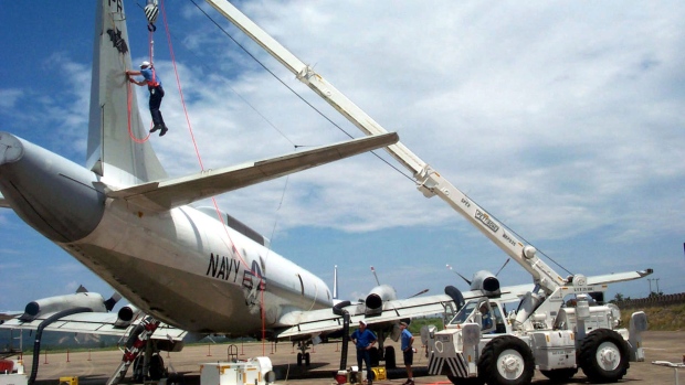 A Lockheed Martin recovery team prepares the US Navy EP-3E “Aries II” dorsal fin for removal at Lingshui Airfield in Hainan, China, on June 22, 2001.