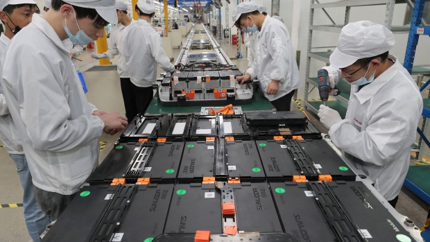 Employees work on electric vehicle battery system at a workshop of Sunwoda Electric Vehicle Battery in Nanjing, China.  Photographer: Xu Congjun/Visual China Group/Getty Images