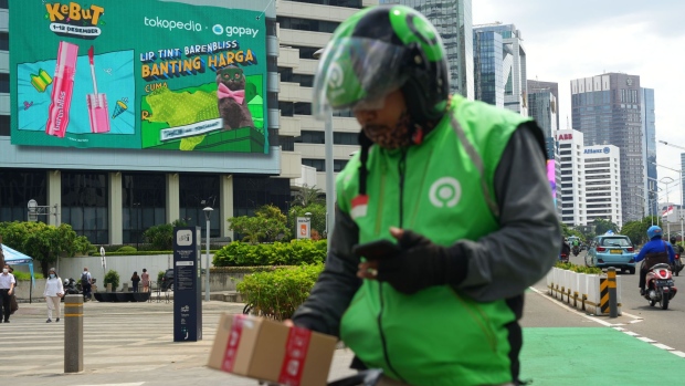 A Gojek driver delivers an order in Jakarta, Indonesia, on Monday, Dec. 12, 2022. GoTo Group jumped Tuesday as investors focused on valuation after recent sharp declines and Indonesia’s bourse said it’s monitoring the stock’s movements. Shares of the Indonesian tech startup have fallen more than 70 percent since it's listing in April. Photographer: Dimas Ardian/Bloomberg