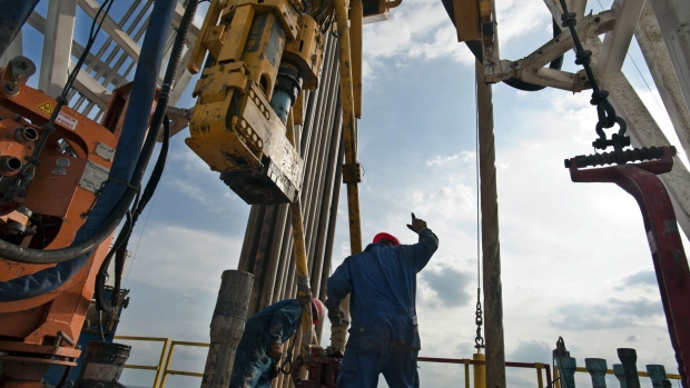 A floor hand signals to the driller to pull the pipe from the mouse hole on Orion Drilling Co.'s Perseus drilling rig near Encinal in Webb County, Texas, U.S. The U.S. is pumping oil at the fastest pace in more than three decades, helped by a shale boom that’s unlocked supplies from formations including the Eagle Ford in Texas and the Bakken in North Dakota.