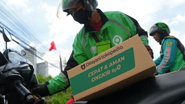 A Gojek delivery driver picks up a PT Tokopedia order at a fulfillment center in Jakarta, Indonesia, on Monday, Dec. 12, 2022. GoTo Group jumped Tuesday as investors focused on valuation after recent sharp declines and Indonesia’s bourse said it’s monitoring the stock’s movements. Shares of the Indonesian tech startup have fallen more than 70 percent since it's listing in April. Photographer: Dimas Ardian/Bloomberg