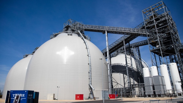 Biomass fuel storage tanks in the Drax power station near Selby, U.K. Photographer: Simon Dawson/Bloomberg 