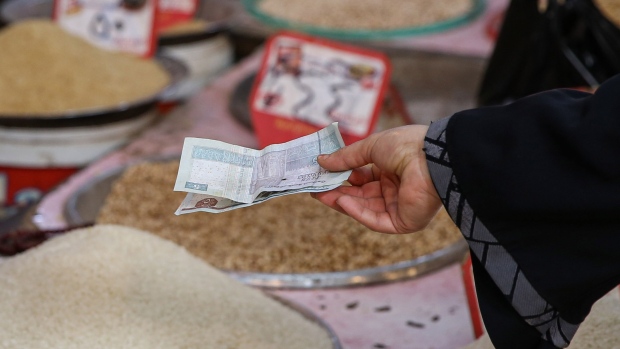 A customer hands over Egyptian pound banknotes for a purchase at Al-Monira food market in the Imbaba district of Giza, Egypt, on Saturday, Jan. 7, 2023. Egypt’s urban inflation accelerated at its fastest pace in five years as several rounds of currency devaluation filtered through to consumers. Photographer: Islam Safwat/Bloomberg