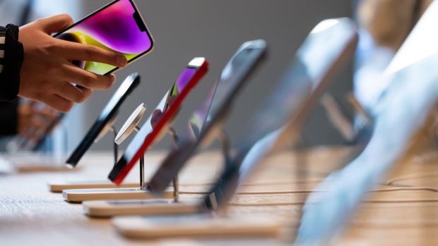 Apple envisage de transformer les iPhones verrouillés en écrans intelligents avec iOS 17