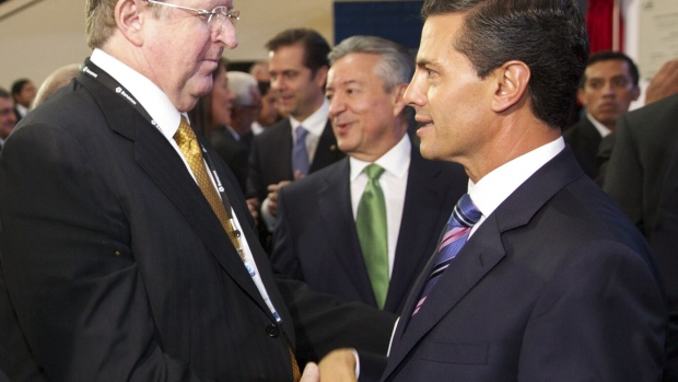 German Larrea, the billionaire behind Grupo Mexico SAB, shakes the hand of President Enrique Pena Nieto.