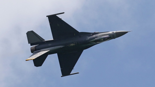 A U.S. Air Force F16 Fighting Falcon jet developed by Lockheed Martin Corp. maneuvers during an aerobatic flying display at the Singapore Airshow held at the Changi Exhibition Centre in Singapore, on Tuesday, Feb. 16, 2016. The world's largest defense contractor has great partnerships with countries across Asia, according to Vice President Doug Greenlaw. Photographer: SeongJoon Cho/Bloomberg 