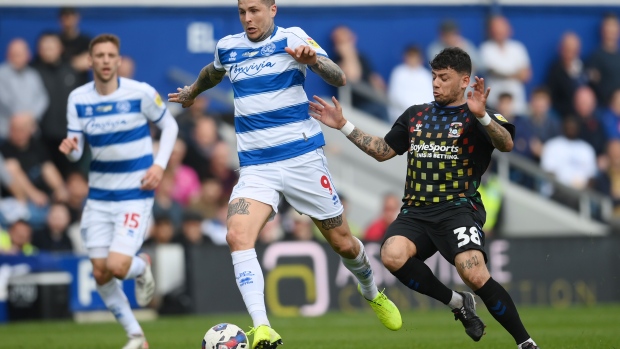 LONDON, ENGLAND - APRIL 15: Lyndon Dykes of Queens Park Rangers vies for the ball with Gustavo Hamer of Coventry City during the Sky Bet Championship between Queens Park Rangers and Coventry City at Loftus Road on April 15, 2023 in London, England. (Photo by Alex Broadway/Getty Images)