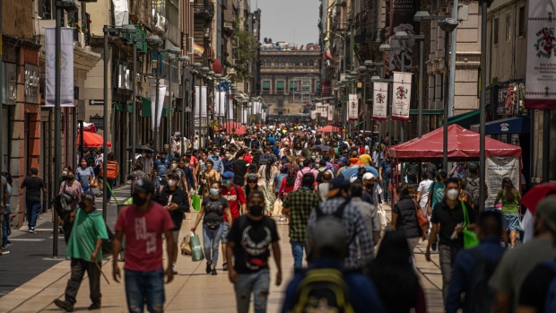 La tasa de pobreza de México cayó a 36,3% en 2022 desde 43,9% en 2020