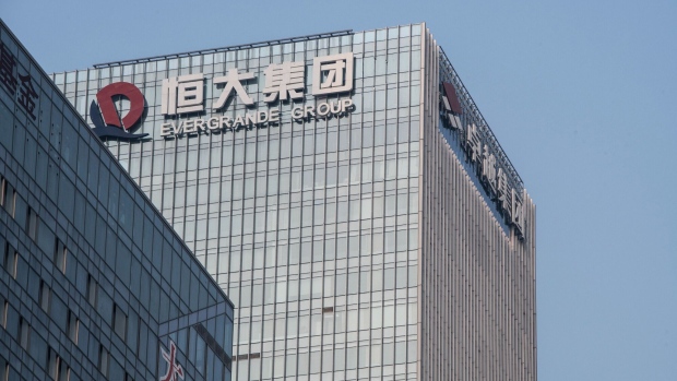 El logotipo de China Evergrande Group se muestra en la parte superior de la sede de la compañía en Shenzhen, China, el jueves 30 de septiembre de 2021. China Evergrande Group comenzó a devolver una pequeña parte del dinero adeudado a los compradores de sus productos de inversión, semanas después de que la gente protestara por los pagos atrasados. .